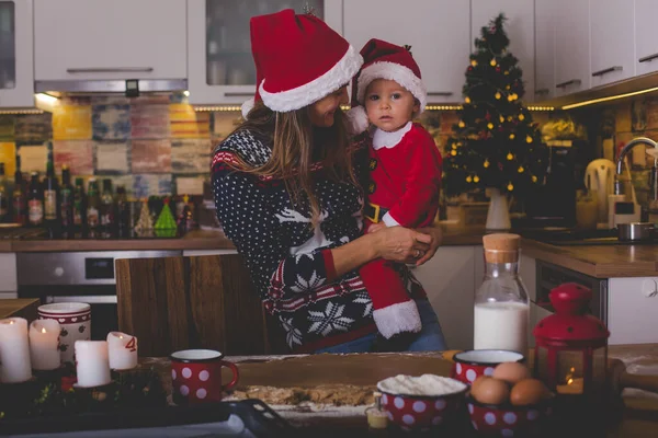 Dulce Niño Pequeño Muchacho Ayudando Mamá Preparar Galletas Navidad Casa — Foto de Stock