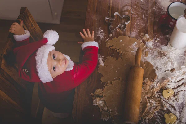 Dulce Niño Pequeño Muchacho Ayudando Mamá Preparar Galletas Navidad Casa — Foto de Stock