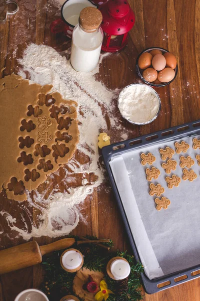 自家製クッキー 焼く準備ができて テーブルの上に横たわる生地 生姜の形のカッター — ストック写真