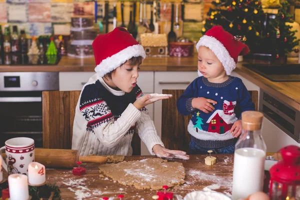 Doce Criança Seu Irmão Mais Velho Meninos Ajudando Mamãe Preparar — Fotografia de Stock