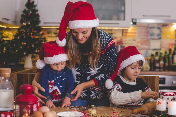 Dulce Niño Pequeño Hermano Mayor Niños Ayudando Mamá Preparar Galletas — Foto de Stock