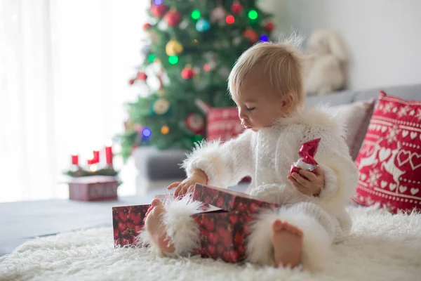 Nyfiken Liten Småbarn Pojke Klädd Handstickad Vitt Totalt Liggande Soffan — Stockfoto