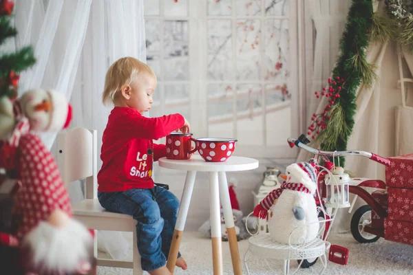 Küçük Çocuk Rahat Bir Evde Karlı Bir Günde Çay Içip — Stok fotoğraf