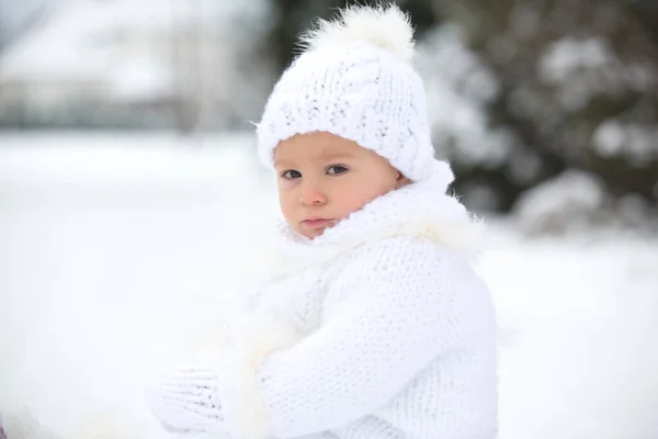 Schattige Kleine Peuter Jongen Buiten Spelen Met Sneeuw Een Winterdag — Stockfoto