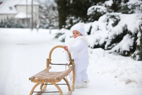 Schattige Kleine Peuter Jongen Buiten Spelen Met Sneeuw Een Winterdag — Stockfoto