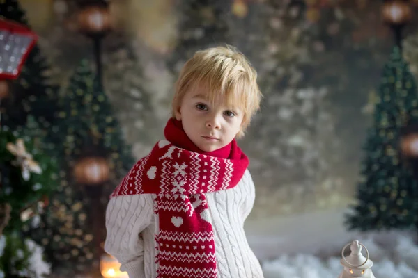 提着手提箱和小姜鼠玩具的蹒跚学步的小孩 走在雪地的森林里 圣诞节的主题照片 — 图库照片