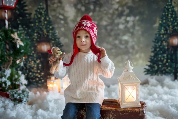 Elinde Bavuluyla Küçük Bir Çocuk Elinde Küçük Bir Kızıladam Oyuncağı — Stok fotoğraf