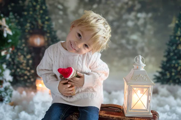 Littlw Μικρό Παιδί Βαλίτσα Και Λίγο Gingerman Παιχνίδι Στο Χέρι — Φωτογραφία Αρχείου
