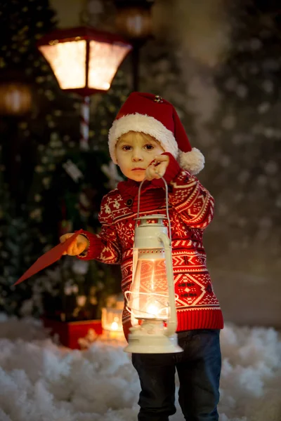 Süßer Kleiner Blonder Junge Mit Rotem Pullover Hält Laterne Wald — Stockfoto