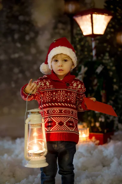 Dulce Niño Rubio Con Suéter Rojo Sosteniendo Linterna Bosque Navidad —  Fotos de Stock