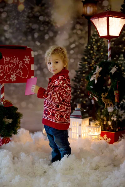 Dolce Bambino Ragazzo Biondo Con Maglione Rosso Lanterna Nella Foresta — Foto Stock