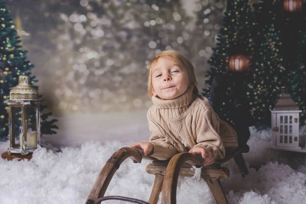 Dolce Bambino Bambino Biondo Che Gioca Una Slitta Nella Neve — Foto Stock
