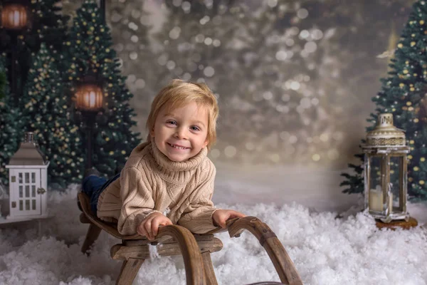 Doce Criança Loira Brincando Trenó Neve Livre — Fotografia de Stock