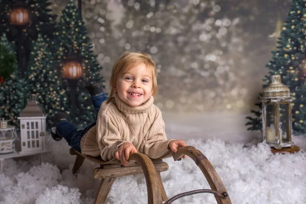 Dolce Bambino Bambino Biondo Che Gioca Una Slitta Nella Neve — Foto Stock