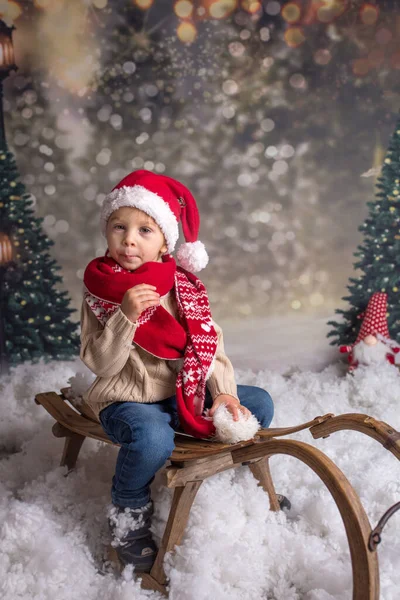 Dulce Niño Rubio Jugando Trineo Nieve Aire Libre — Foto de Stock