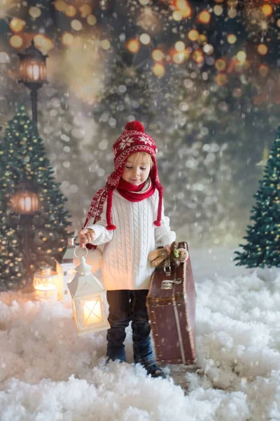 Littlw Småbarn Med Resväska Och Liten Gingerman Leksak Handen Promenader — Stockfoto