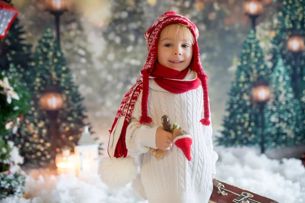 Маленький Малыш Чемоданом Игрушкой Рыженького Руке Гуляющий Снежном Лесу Рождественская — стоковое фото