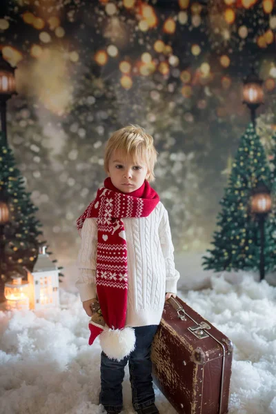 Pequeño Niño Pequeño Con Maleta Pequeño Juguete Jengibre Mano Caminando — Foto de Stock