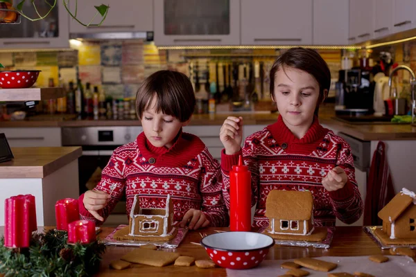 Niños Niños Decorando Casas Pan Jengibre Hechas Casa Con Mamá — Foto de Stock