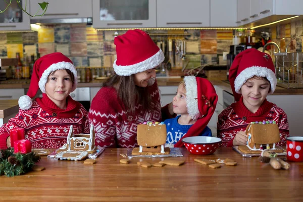 Børn Drenge Udsmykning Hjemmelavede Ingefær Brødhuse Hjemme Med Mor Hjælper - Stock-foto