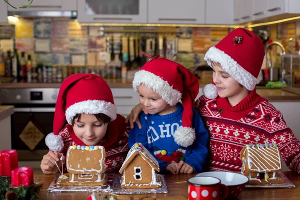 Barn Pojkar Dekorera Hembakade Pepparkakshus Hemma Med Mamma Som Hjälper — Stockfoto