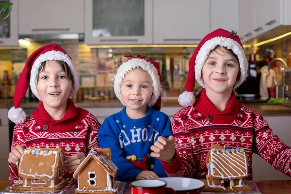 Kinder Jungen Dekorieren Selbst Gebackene Lebkuchenhäuser Hause Wobei Mama Ihnen — Stockfoto