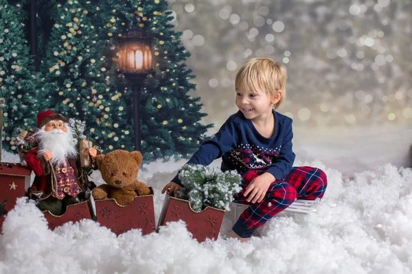 Pouco Bonito Criança Doce Menino Loiro Brincando Trem Neve Ith — Fotografia de Stock