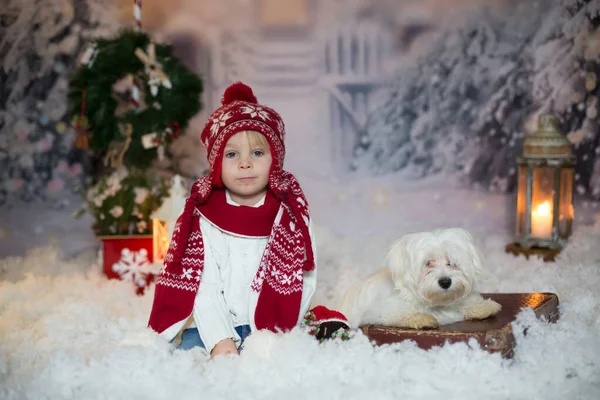 Criança Loira Com Roupas Natal Andando Neve Brincando Com Brinquedo — Fotografia de Stock