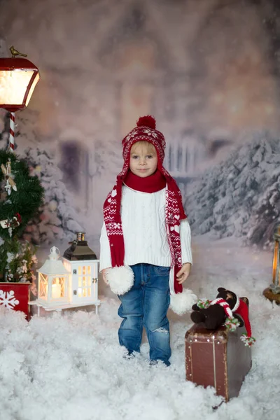 Niño Rubio Con Ropa Navidad Caminando Nieve Jugando Con Juguete —  Fotos de Stock