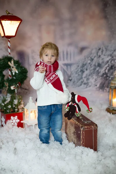 Blondes Kleinkind Mit Weihnachtskleidung Schnee Spazieren Mit Strickspielzeug Spielen — Stockfoto