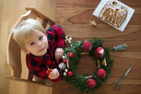 Malý Roztomilý Blonďatý Batole Chlapec Dělat Adventní Věnec Doma Zdobení — Stock fotografie