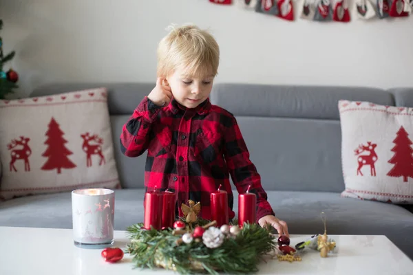 Pequeño Niño Rubio Lindo Haciendo Corona Adviento Casa Decorándolo — Foto de Stock