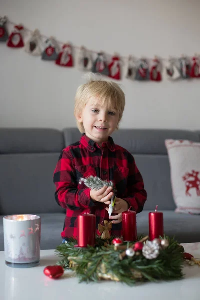 Pequeño Niño Rubio Lindo Haciendo Corona Adviento Casa Decorándolo — Foto de Stock