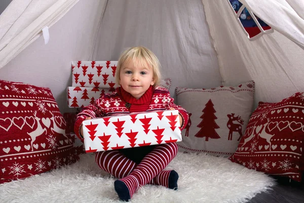 Söt Liten Blond Pojke Med Jultröja Öppnar Presenter Hemma Julen — Stockfoto