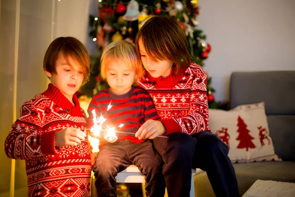 Portrait Taille Enfants Heureux Célébrant Ensemble Nouvel Allumant Des Étincelles — Photo