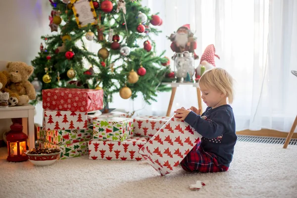 Ευτυχισμένα Παιδιά Αγόρια Ανοίγοντας Δώρα Την Ημέρα Των Χριστουγέννων Ντυμένα — Φωτογραφία Αρχείου