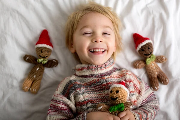 Criança Bonito Segurando Brinquedo Malha Sentado Cama Brincando Com Cão — Fotografia de Stock