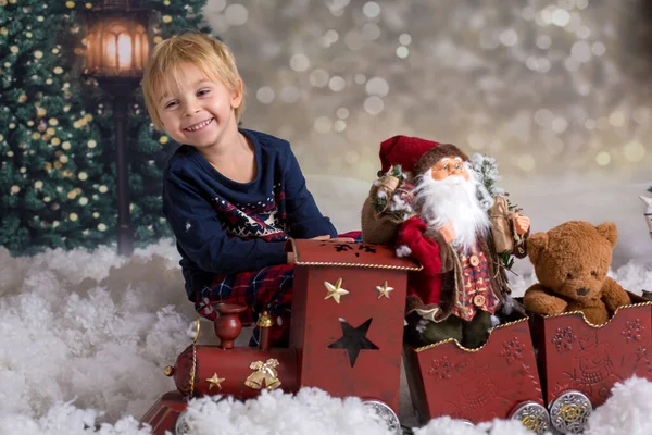 Pouco Bonito Criança Doce Menino Loiro Brincando Trem Neve Ith — Fotografia de Stock