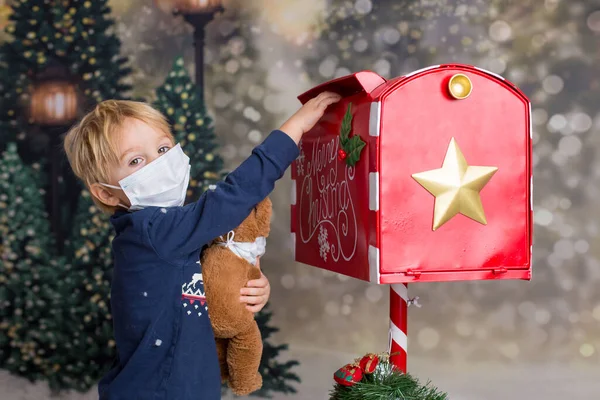 Pequena Criança Bonito Menino Loiro Doce Enviando Carta Papai Noel — Fotografia de Stock