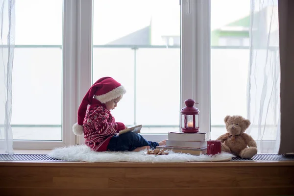 Sött Blont Barn Pojke Sitter Fönstret Sköld Med Nalle Vän — Stockfoto