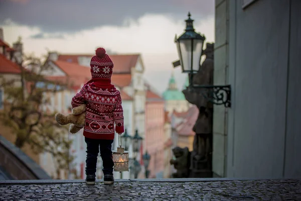 Piękny Maluch Latarnią Misiaczkiem Swobodnie Ubrany Widokiem Miasto Praga Zima — Zdjęcie stockowe