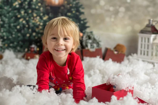 Niedliches Blondes Kleinkind Spielt Mit Schnee Und Weihnachtsdekoration Studioaufnahme — Stockfoto