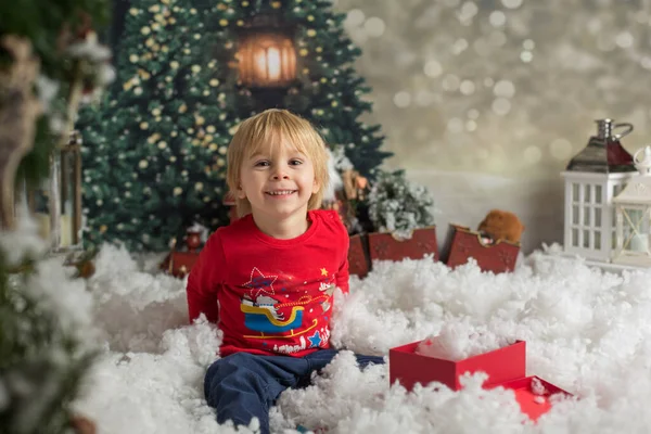 Lindo Niño Rubio Jugando Con Nieve Decoración Navidad Tiro Estudio — Foto de Stock