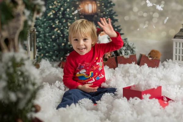 Roztomilé Blond Batole Dítě Hraní Sněhem Vánoční Dekorace Studio Shot — Stock fotografie
