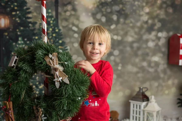 Tatlı Sarışın Çocuk Karla Noel Dekorasyonuyla Oynuyor Stüdyo Fotoğrafı — Stok fotoğraf