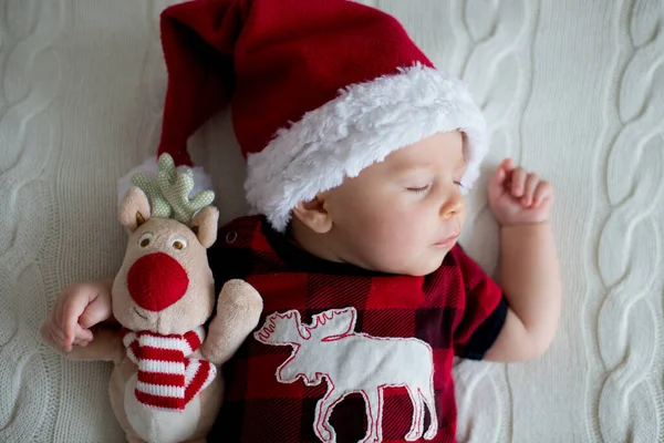 Slapende Pasgeboren Baby Jongetje Het Dragen Van Kerstmuts Jeans Houden — Stockfoto