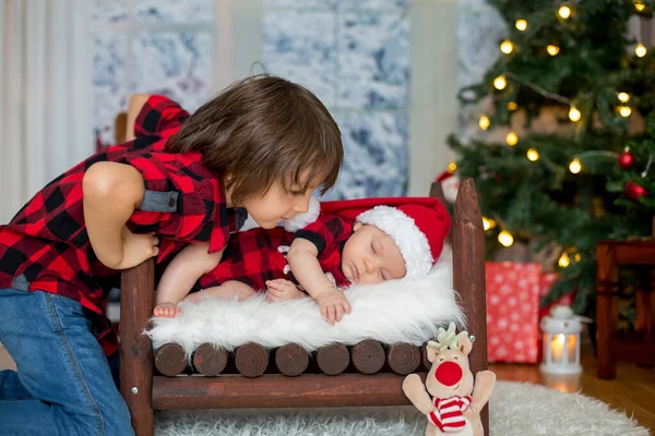 Retrato Del Bebé Recién Nacido Hermano Ropa Santa Claus Durmiendo —  Fotos de Stock