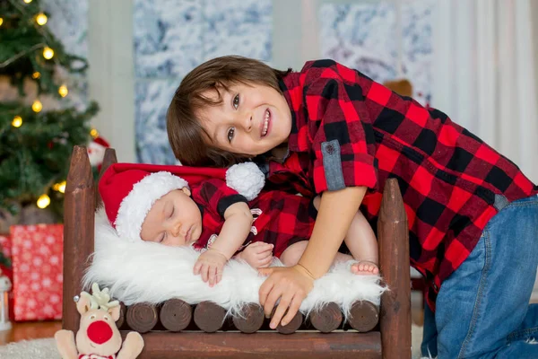 Yeni Doğan Bebek Portresi Kardeşi Noel Baba Giysili Noel Ağacının — Stok fotoğraf