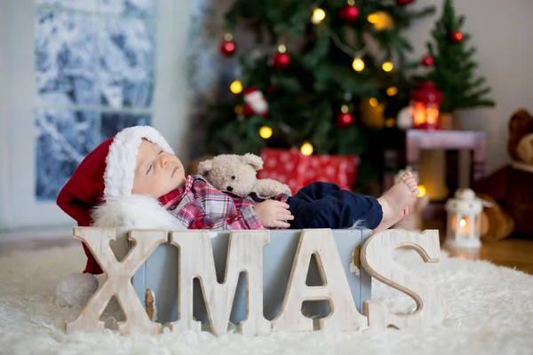 Рождественский Портрет Милого Спящего Новорожденного Мальчика Одетого Рождественскую Одежду Носящего — стоковое фото