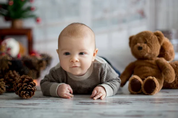 Retrato Navideño Lindo Bebé Recién Nacido Vestido Con Ropa Navideña —  Fotos de Stock